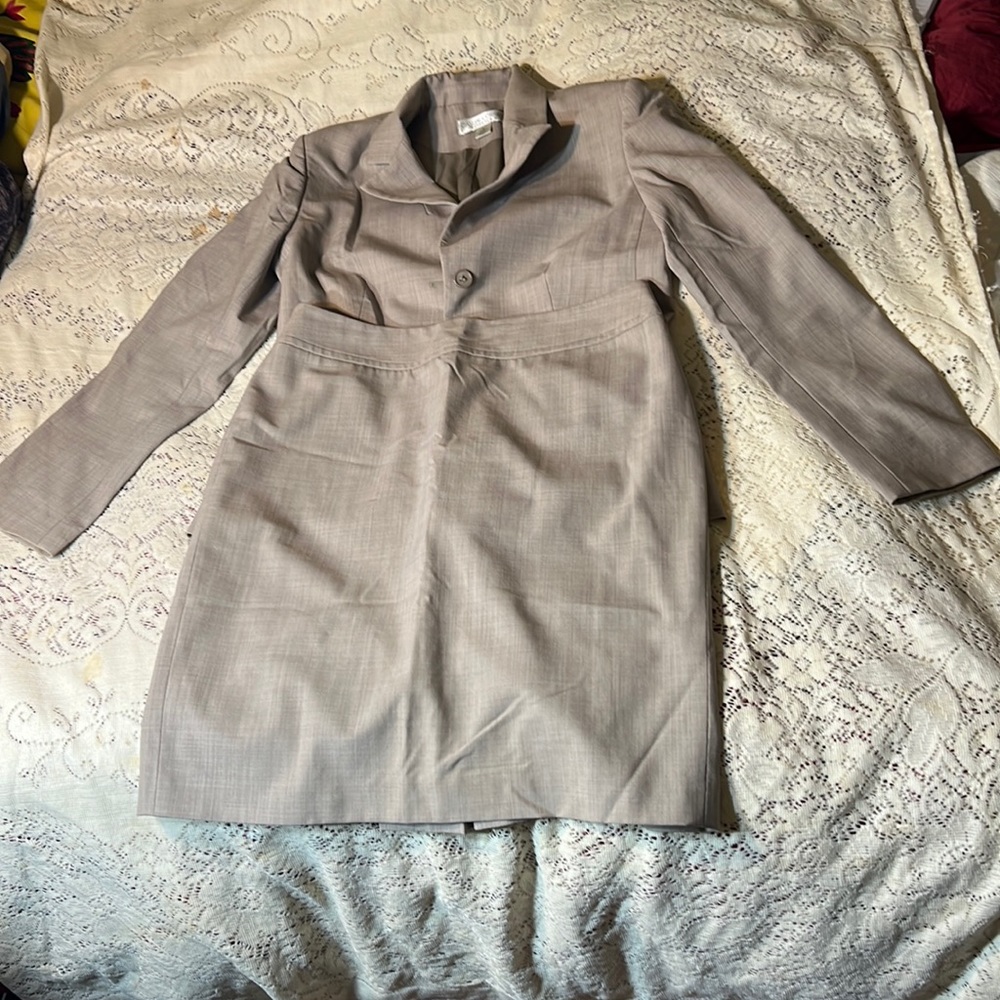 Casual Corner Suit. jacket size 6, skirt size 10.